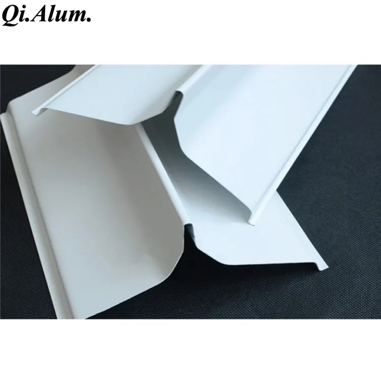Plaques de plafond décoratives en aluminium en forme de V, dalles de plafond à lames en V — Foshan Qi Aluminum Decorative Materials Co. Ltd