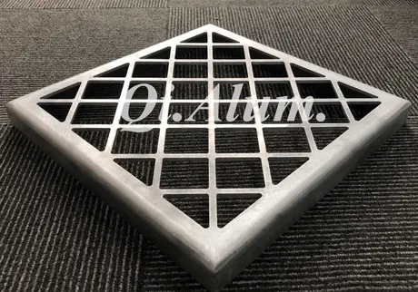 Le rideau métallique extérieur en plaque d'aluminium est décoré avec une finition anodisée