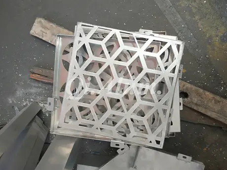 Panneaux en aluminium découpés au laser PPG pour décoration intérieure