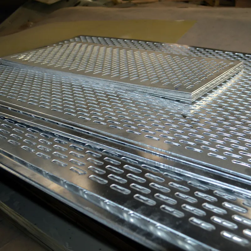 Feuille métallique aluminium perforée personnalisée pour bardage extérieur — Foshan Qi Aluminum Decorative Materials Co. Ltd