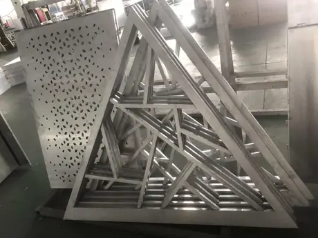 Fabricant chinois de panneau d’écran de clôture en aluminium perforé extérieur, matière AA5005