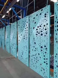 Carrelage de façade mural en aluminium percé par perforation — Foshan Qi Aluminum Decorative Materials Co., Ltd