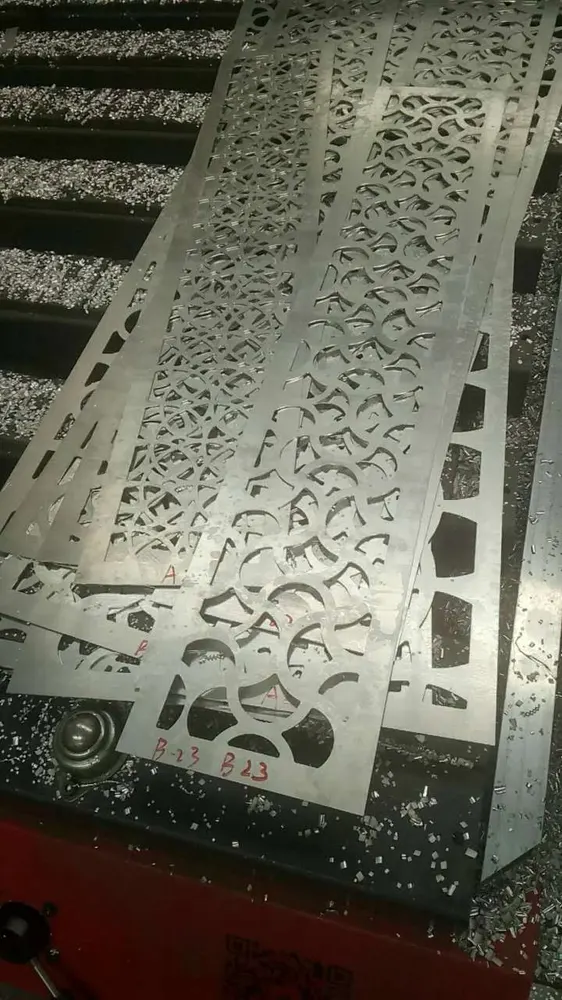 panneau en feuille aluminium pulvérisé et panneau mashrabiya en aluminium découpé laser/CNC — Foshan Qi Aluminum Decorative Materials Co. Ltd