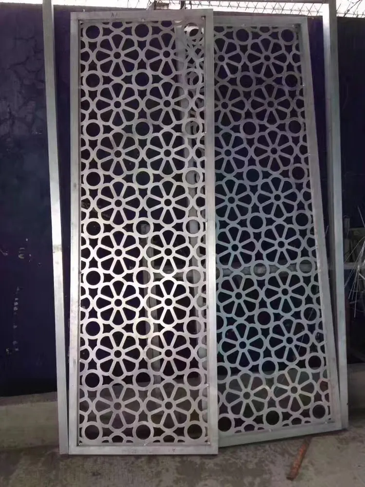 Nouveaux motifs de feuilles décoratives perforées en aluminium — Foshan Qi Aluminum Decorative Materials Co., Ltd