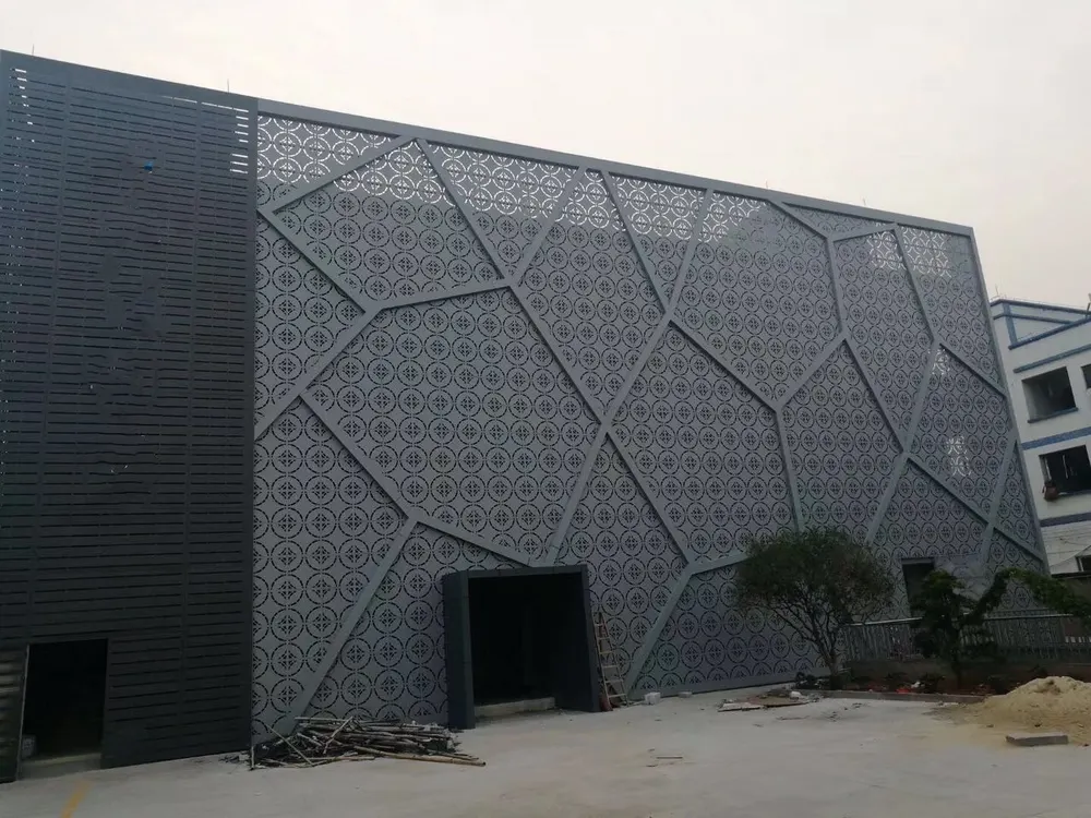 Panneau en filet métallique perforé en aluminium AA5005 — Foshan Qi Aluminum Decorative Materials Co., Ltd