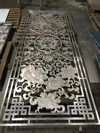 Panneaux décoratifs perforés en aluminium à motif mashrabiya par découpe laser