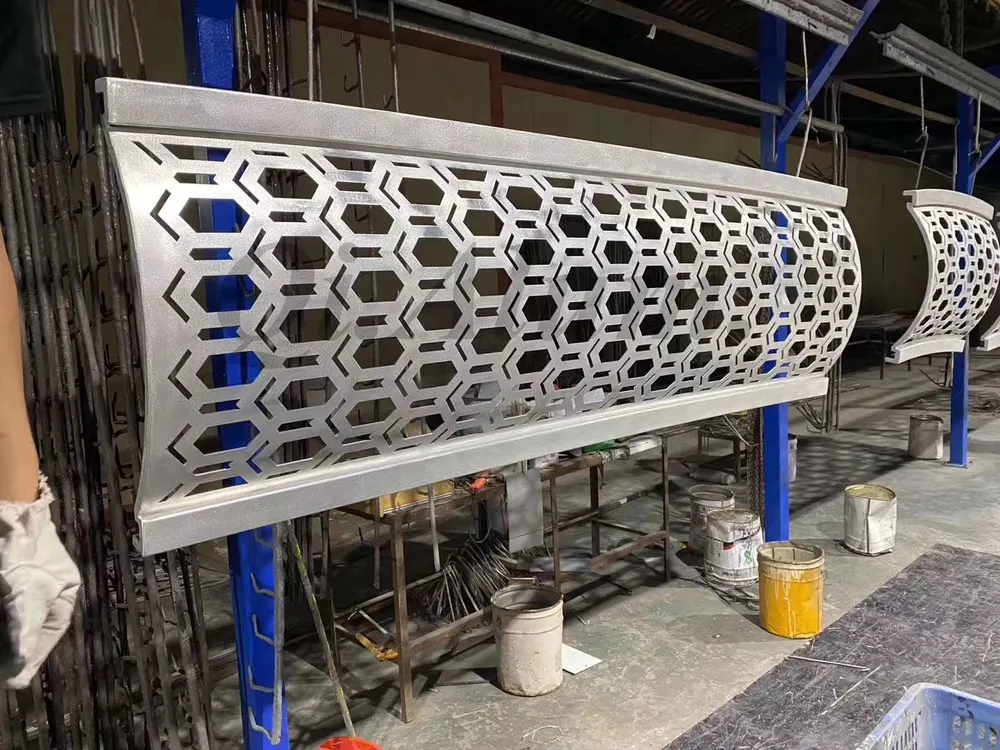 Feuille d'aluminium à trous populaires — Foshan Qi Aluminum Decorative Materials Co. Ltd