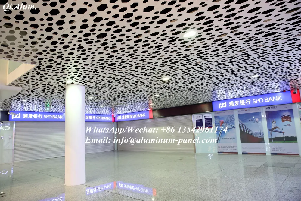 Panneaux en aluminium percés pour plafond de banque, décoration intérieure — Foshan Qi Aluminum Decorative Materials Co. Ltd