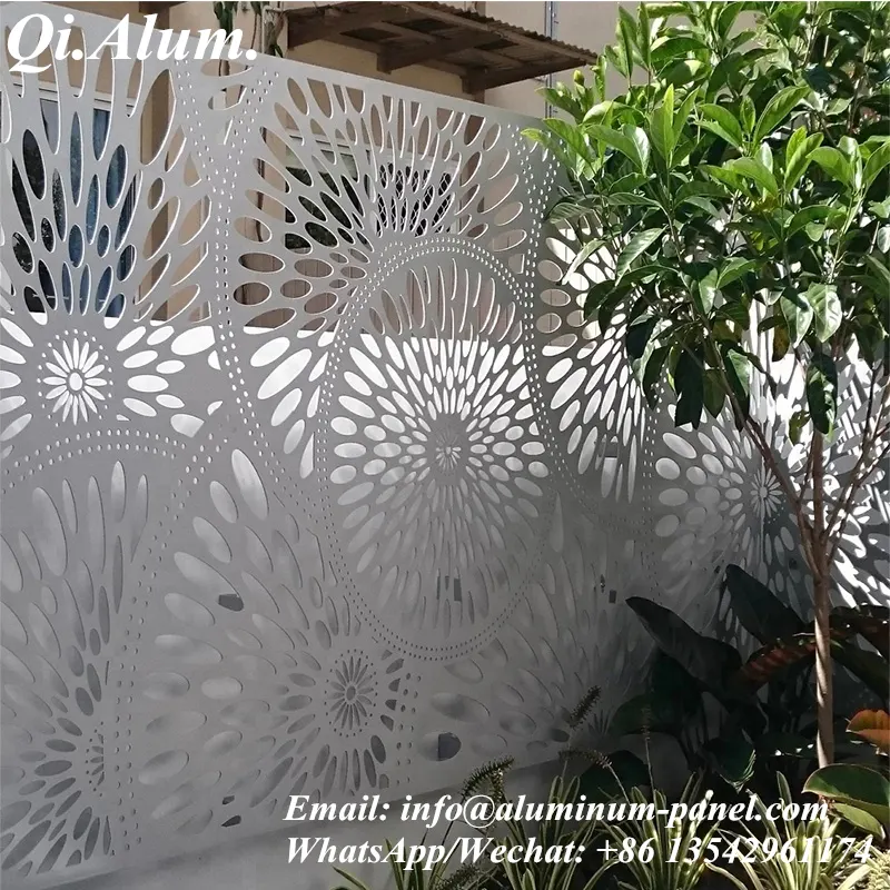 Panneaux en maille déployée en aluminium à trous irréguliers — Foshan Qi Aluminum Decorative Materials Co. Ltd