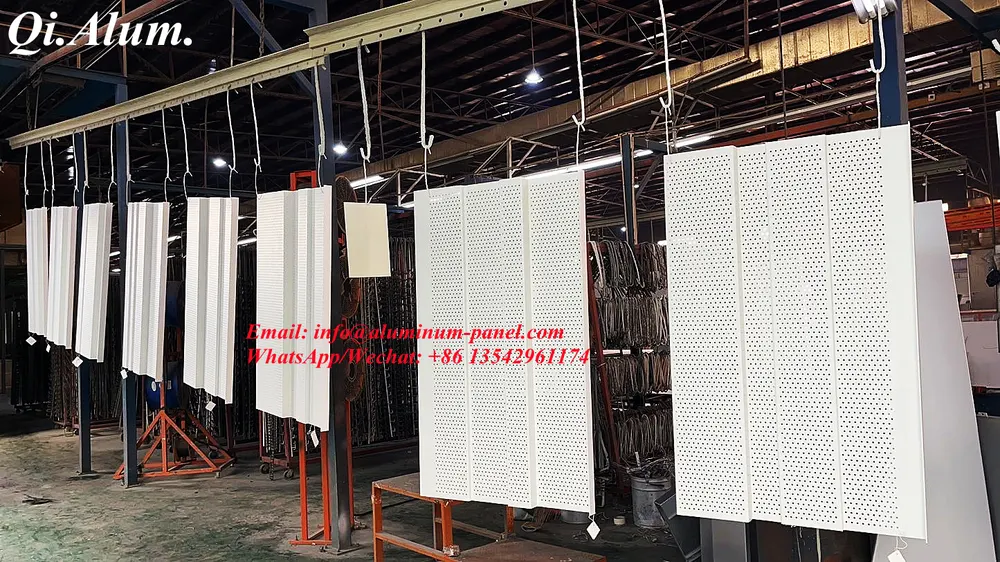 Panneaux en aluminium incurvés spéciaux effet bois sur dessins pour approfondir — Foshan Qi Aluminum Decorative Materials Co. Ltd