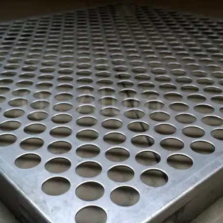 Magnifique escalier tournant en aluminium perforé pour bâtiment moderne vue 7