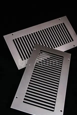 Plaque perforée antidérapante galvanisée pour passerelle — fabrication sur mesure, longues ouvertures, vue 7