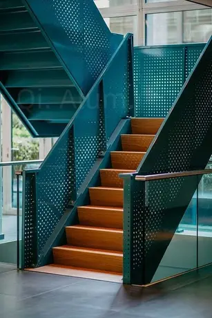 Magnifique escalier tournant en aluminium perforé pour bâtiment moderne vue 5