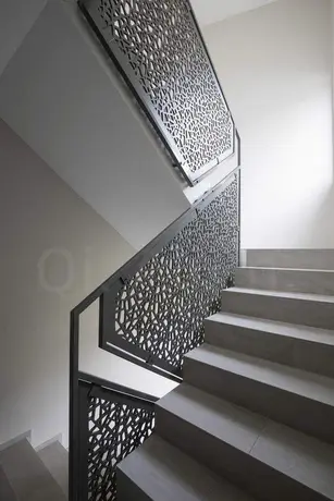 Magnifique escalier tournant en aluminium perforé pour bâtiment moderne vue 3