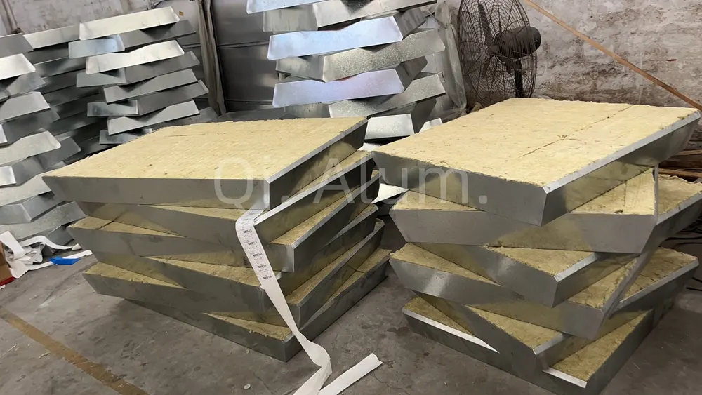 Panneau aluminium avec contre-plaque GI, revêtement poudre Akzo Nobel D2015 AAMA2604, garantie 15 ans — Foshan Qi Aluminum Decorative Materials Co. Ltd