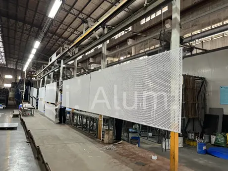 Panneau métallique simple en tôle alu perforée de 10 mm d'épaisseur pour revêtement mural alu, façades de bâtiments métalliques vue 5