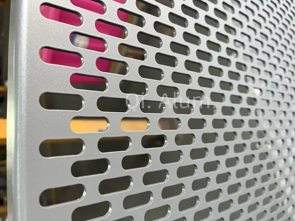 Panneaux muraux en aluminium perforés de 10 mm d'épaisseur, panneau métallique unique pour façades de bâtiments — Foshan Qi Aluminum Decorative Materials Co. Ltd