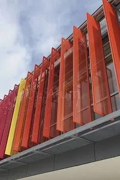 Panneaux métalliques modernes pour façade architecturale en aluminium, panneaux de revêtement mural pour bâtiments résidentiels — Foshan Qi Aluminum Decorative Materials Co. Ltd