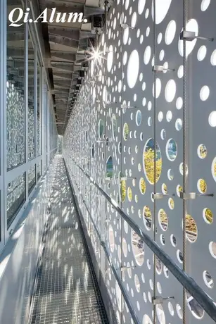 Panneaux perforés en aluminium pour façades de bâtiments universitaires
