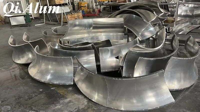 Innovation et applications des panneaux en aluminium à double courbure — Foshan Qi Aluminum Decorative Materials Co. Ltd