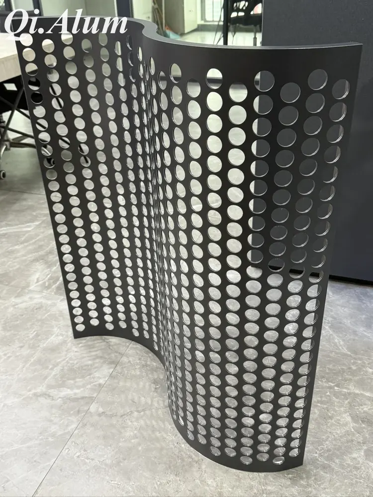 panneaux aluminium perforés ondulés : un équilibre entre esthétique et fonctionnalité — Foshan Qi Aluminum Decorative Materials Co. Ltd