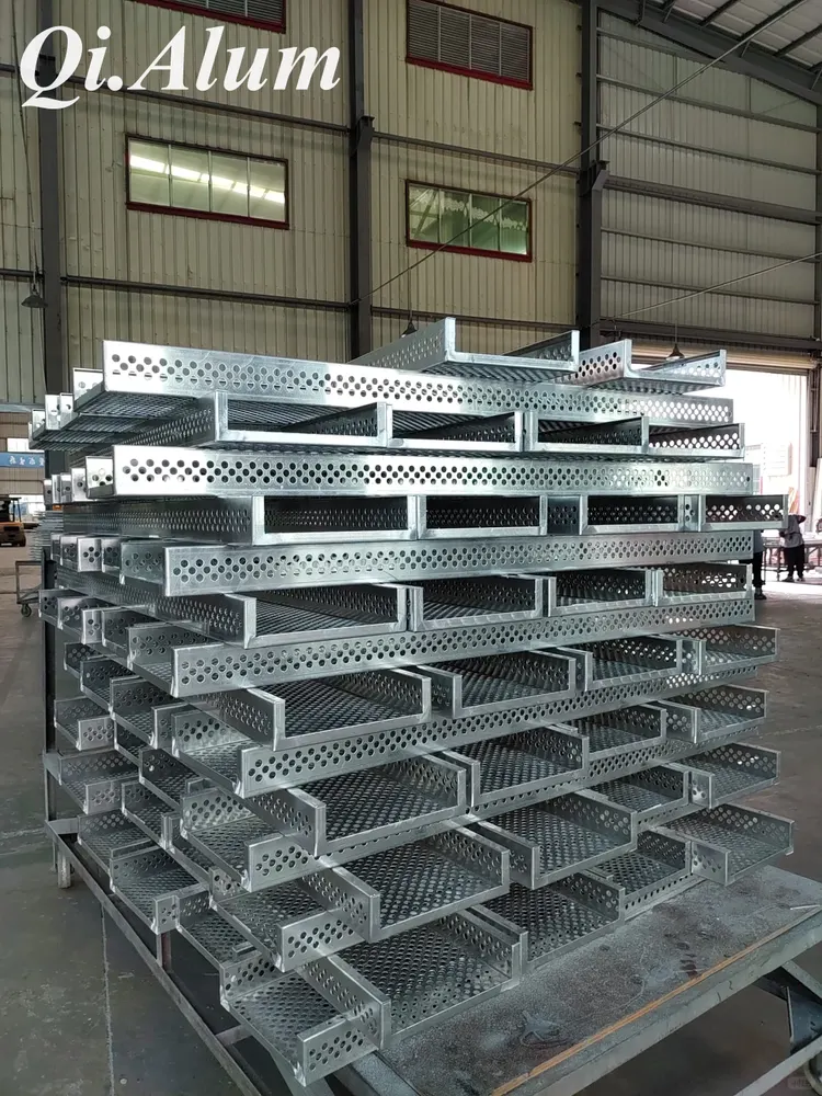 Avantages clés des panneaux perforés en aluminium par rapport aux matériaux de construction extérieurs — Foshan Qi Aluminum Decorative Materials Co., Ltd