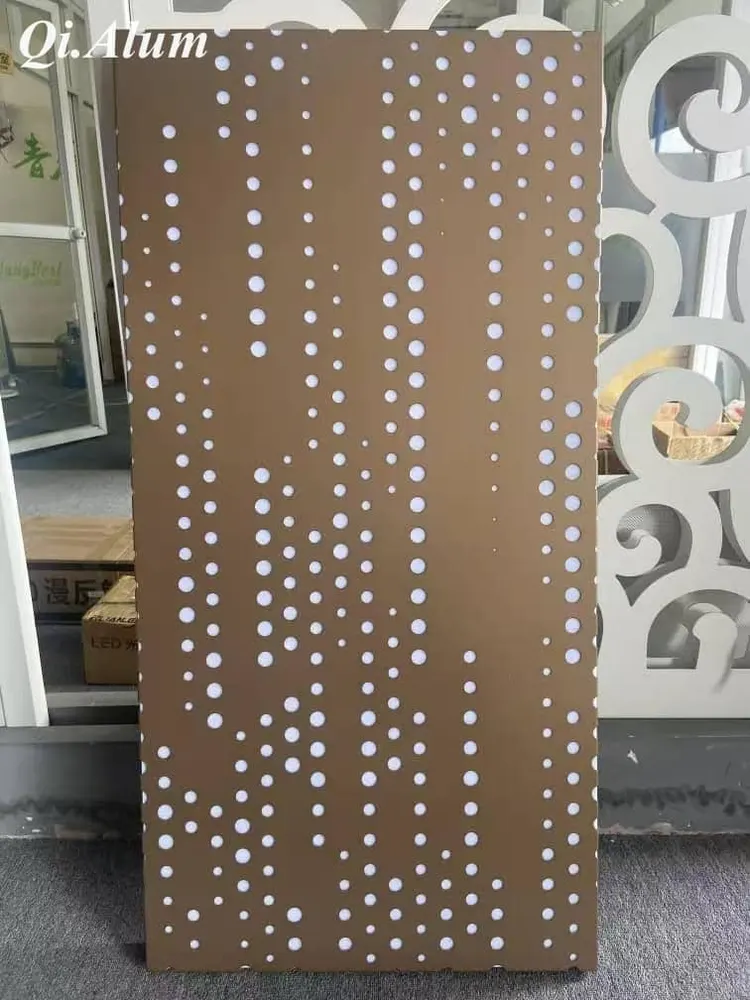 Innovation éclairante : panneaux en aluminium perforé avec systèmes d'éclairage intégrés — Foshan Qi Aluminum Decorative Materials Co. Ltd