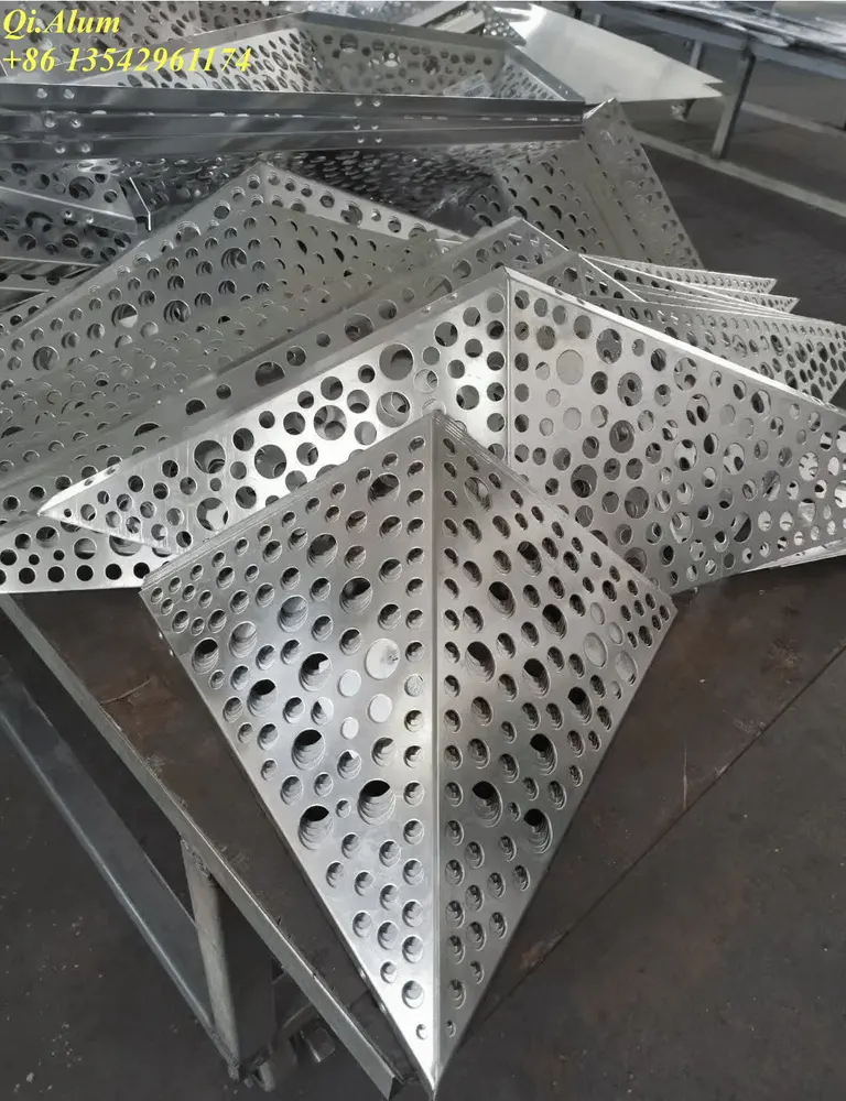 Panneaux alu perforés 3D pour architecture moderne — Foshan Qi Aluminum Decorative Materials Co., Ltd