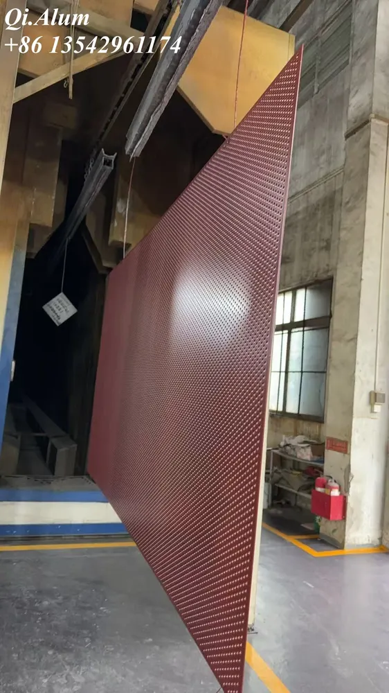 Tendances modernes en conception architecturale, panneaux en aluminium perforé rouge et bacs métalliques élégants — Foshan Qi Aluminum Decorative Materials Co. Ltd