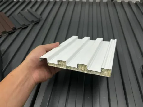 Panneaux aluminium isolants pour rénovation de toiture métallique industrielle