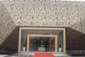 Clôture en panneau aluminium massif, panneau mural en aluminium massif, tôle métallique perforée en aluminium, carreaux de plafond en aluminium, grille de plafond en aluminium, plafond en alliage d'aluminium, écrans en aluminium mashrabiya, tôle d'aluminium percée.